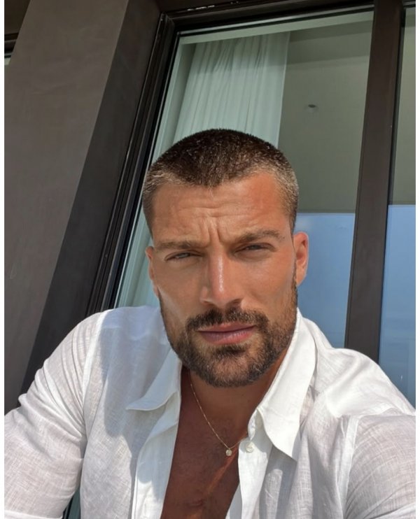 Zehra B.Art / GECENİN ARDINDAN / Karakter Tanıtımı 2
Mehmet Yelegen Gülcanın ihanet eden Zengin ,çapkın ,sorumsuz kocası