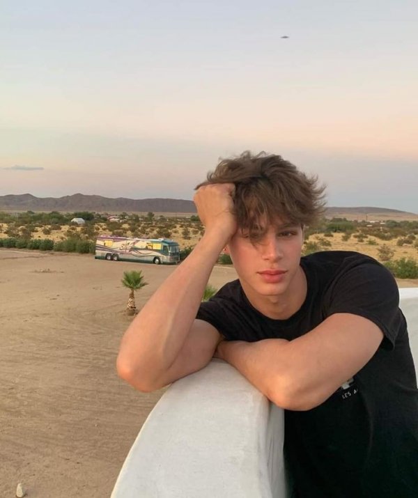 Bilmemkine🌷📖 / BÜYÜMEDEN ÖNCE KÜÇÜKTÜM / 2. Bölüm
Rüyamda gördüğüm adam