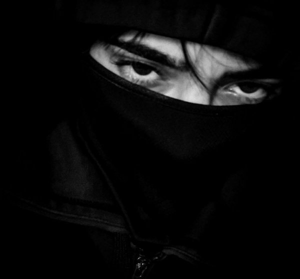 Kupa Kızı / Sahtekar / '2'Ölüm kokan gözler