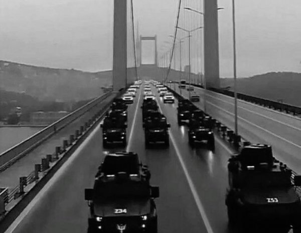 Kupa Kızı / Sahtekar / '30'Hannah ve Nikki