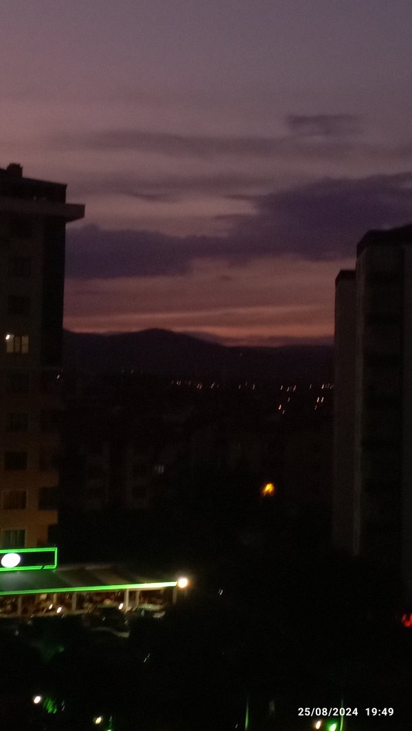 ★ / Araftaki Gölgeler / 1. Bölüm