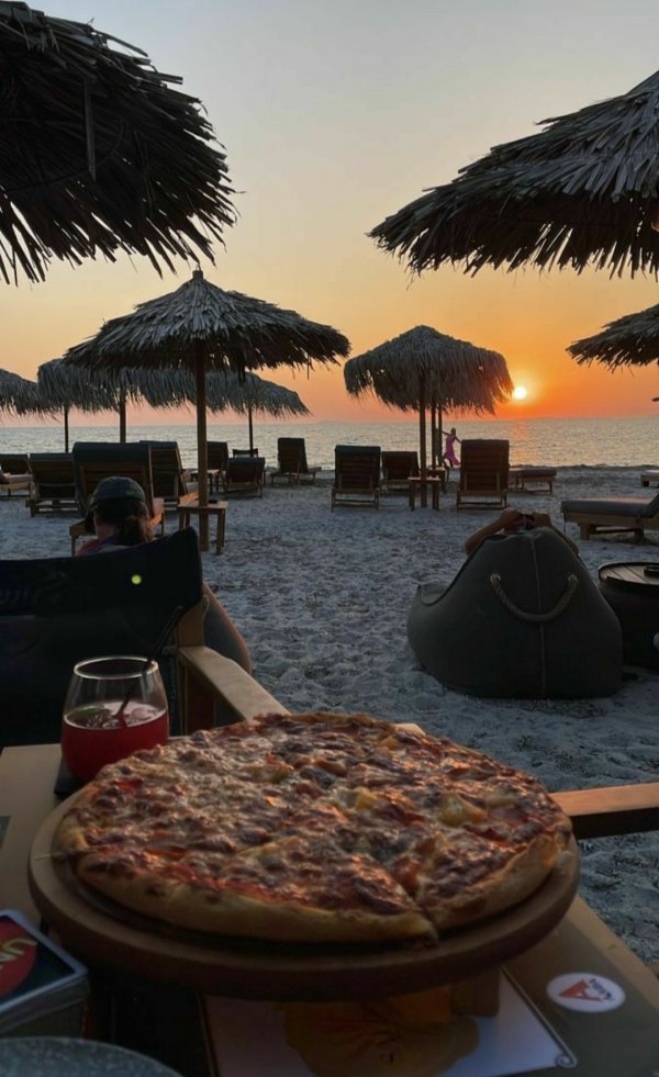 selenay demir / Eskiden Yaz / Büfedeki Kedi