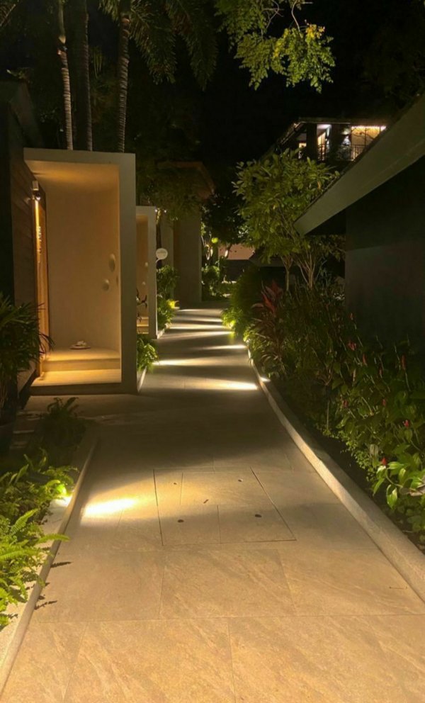 selenay demir / Eskiden Yaz / Ayın Görünmeyen Yüzü