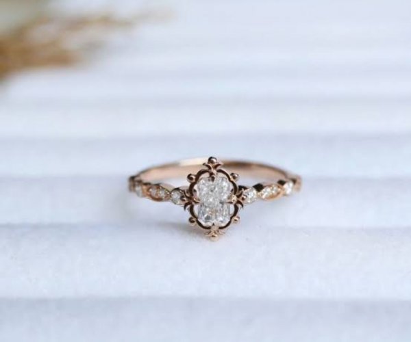 Gülnaz Demir / ÜŞÜYEN KALPLER / HİKAYESİ OLAN YÜZÜK