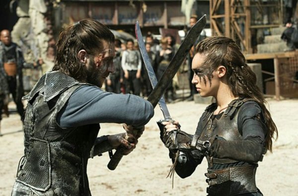 Özge Mikaelson / Queen Heda / 7– İki klan